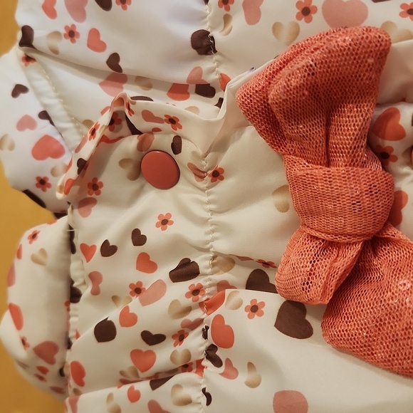 White Heart Patterned Puffer Vest with Pink Bow. Size 5T. - Picture 2 of 5